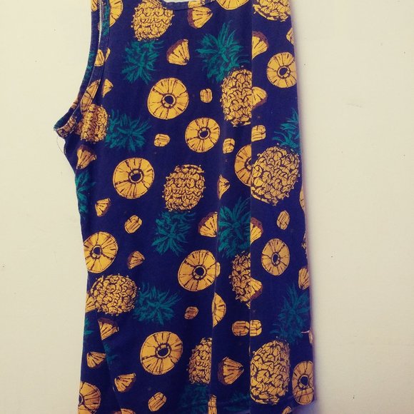 yellow pinapples, and black background +green leaves - Picture 1 of 6